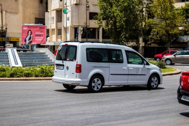 Fez, Fas - 14 Haziran 2022 Fas Coronavirus salgını sırasında Fez sokaklarında sürerken maske takmak zorunludur.