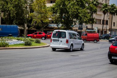 Fez, Fas - 14 Haziran 2022 Fas Coronavirus salgını sırasında Fez sokaklarında sürerken maske takmak zorunludur.