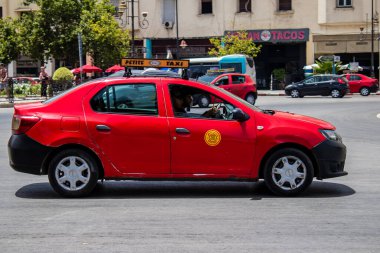 Fez, Fas - 14 Haziran 2022 Fas Coronavirus salgını sırasında Fez sokaklarında sürerken maske takmak zorunludur.