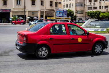 Fez, Fas - 14 Haziran 2022 Fas Coronavirus salgını sırasında Fez sokaklarında sürerken maske takmak zorunludur.
