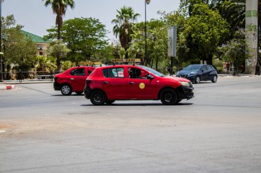 Fez, Fas - 14 Haziran 2022 Fas Coronavirus salgını sırasında Fez sokaklarında sürerken maske takmak zorunludur.