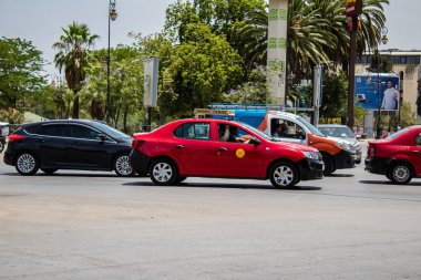 Fez, Fas - 14 Haziran 2022 Fas Coronavirus salgını sırasında Fez sokaklarında sürerken maske takmak zorunludur.