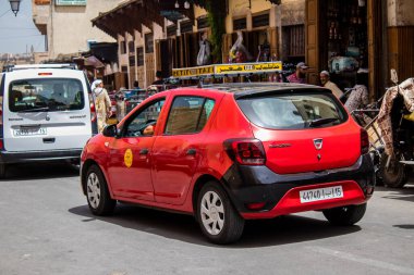 Fez, Fas - 14 Haziran 2022 Fas Coronavirus salgını sırasında Fez sokaklarında sürerken maske takmak zorunludur.