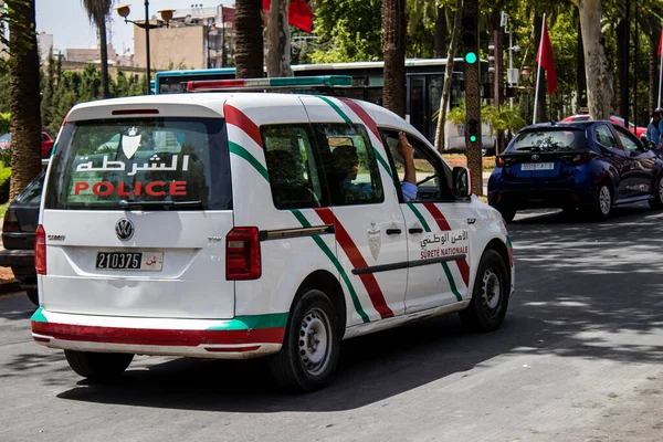 Fez, Fas - 14 Haziran 2022 Coronavirus salgını sırasında Fez sokaklarında devriye gezen polis arabası Fas 'ta maske takmak zorunludur.