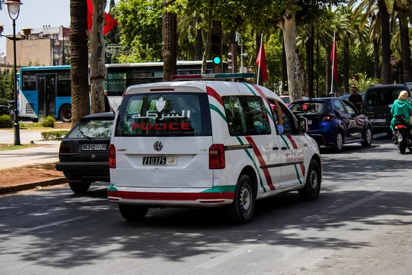 Fez, Fas - 14 Haziran 2022 Coronavirus salgını sırasında Fez sokaklarında devriye gezen polis arabası Fas 'ta maske takmak zorunludur.