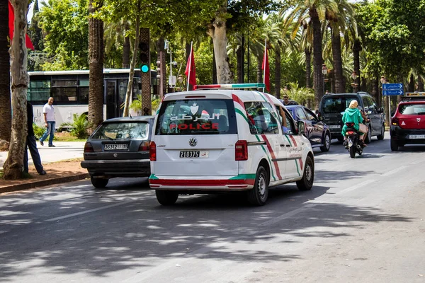 Fez, Fas - 14 Haziran 2022 Coronavirus salgını sırasında Fez sokaklarında devriye gezen polis arabası Fas 'ta maske takmak zorunludur.