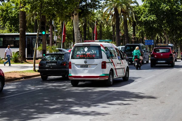 Fez, Fas - 14 Haziran 2022 Coronavirus salgını sırasında Fez sokaklarında devriye gezen polis arabası Fas 'ta maske takmak zorunludur.