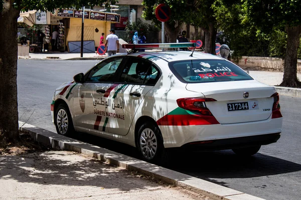 Fez, Fas - 14 Haziran 2022 Coronavirus salgını sırasında Fez sokaklarında devriye gezen polis arabası Fas 'ta maske takmak zorunludur.