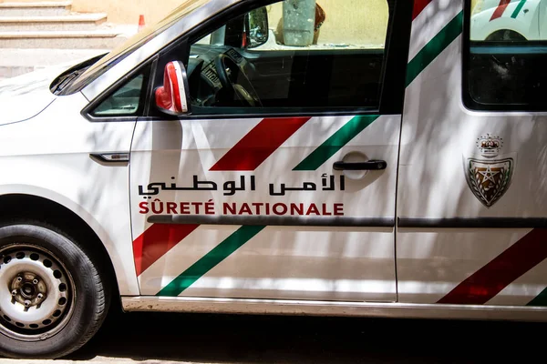 Fez, Fas - 14 Haziran 2022 Coronavirus salgını sırasında Fez sokaklarında devriye gezen polis arabası Fas 'ta maske takmak zorunludur.