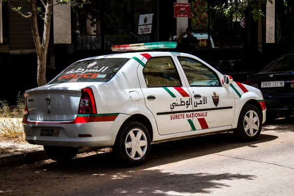 Fez, Fas - 14 Haziran 2022 Coronavirus salgını sırasında Fez sokaklarında devriye gezen polis arabası Fas 'ta maske takmak zorunludur.