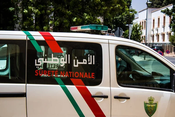 Fez, Fas - 14 Haziran 2022 Coronavirus salgını sırasında Fez sokaklarında devriye gezen polis arabası Fas 'ta maske takmak zorunludur.