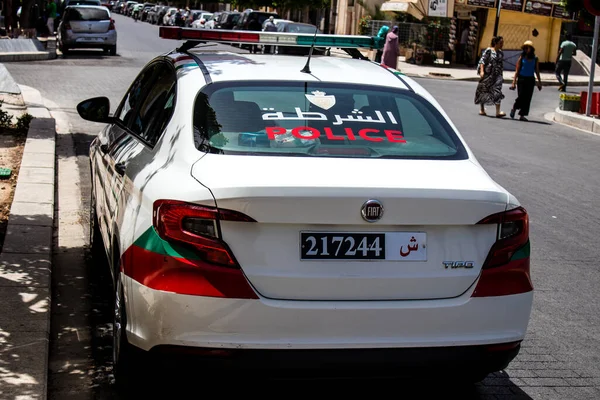 Fez, Fas - 14 Haziran 2022 Coronavirus salgını sırasında Fez sokaklarında devriye gezen polis arabası Fas 'ta maske takmak zorunludur.