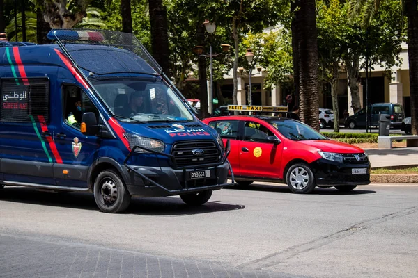 Fez, Fas - 14 Haziran 2022 Coronavirus salgını sırasında Fez sokaklarında devriye gezen polis arabası Fas 'ta maske takmak zorunludur.