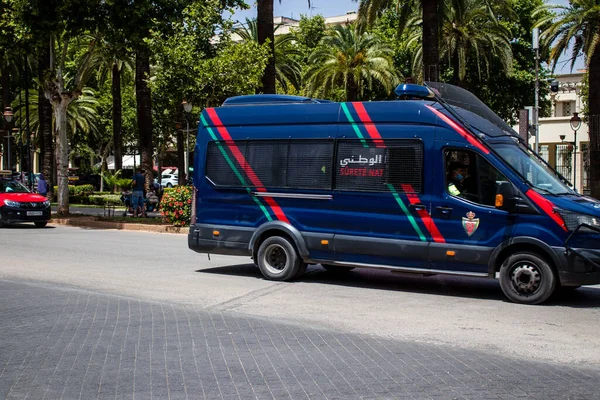 Fez, Fas - 14 Haziran 2022 Coronavirus salgını sırasında Fez sokaklarında devriye gezen polis arabası Fas 'ta maske takmak zorunludur.