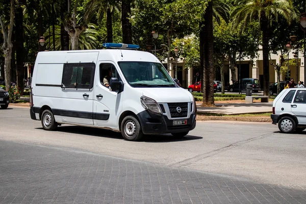Fez, Fas - 14 Haziran 2022 Coronavirus salgını sırasında Fez sokaklarında devriye gezen polis arabası Fas 'ta maske takmak zorunludur.