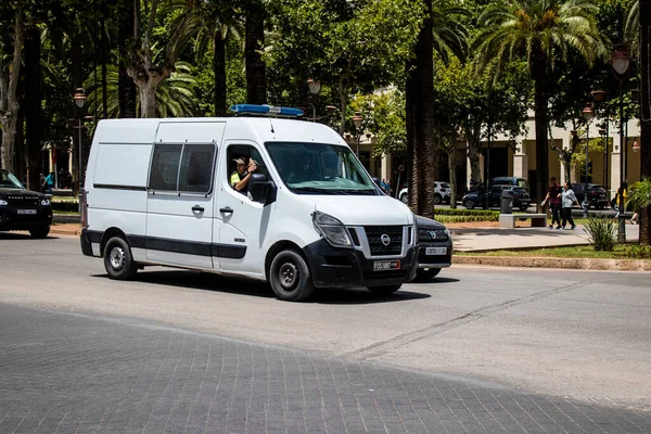 Fez, Fas - 14 Haziran 2022 Coronavirus salgını sırasında Fez sokaklarında devriye gezen polis arabası Fas 'ta maske takmak zorunludur.