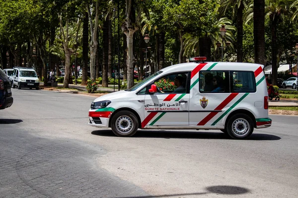 Fez, Fas - 14 Haziran 2022 Coronavirus salgını sırasında Fez sokaklarında devriye gezen polis arabası Fas 'ta maske takmak zorunludur.