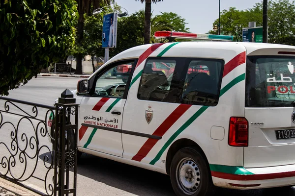 Fez, Fas - 14 Haziran 2022 Coronavirus salgını sırasında Fez sokaklarında devriye gezen polis arabası Fas 'ta maske takmak zorunludur.