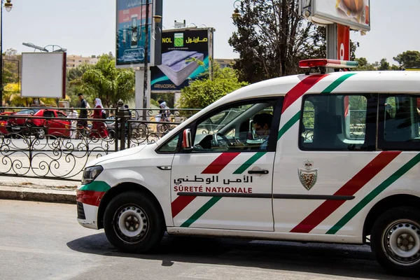 Fez, Fas - 14 Haziran 2022 Coronavirus salgını sırasında Fez sokaklarında devriye gezen polis arabası Fas 'ta maske takmak zorunludur.