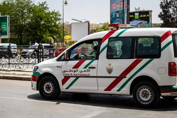 Fez, Fas - 14 Haziran 2022 Coronavirus salgını sırasında Fez sokaklarında devriye gezen polis arabası Fas 'ta maske takmak zorunludur.