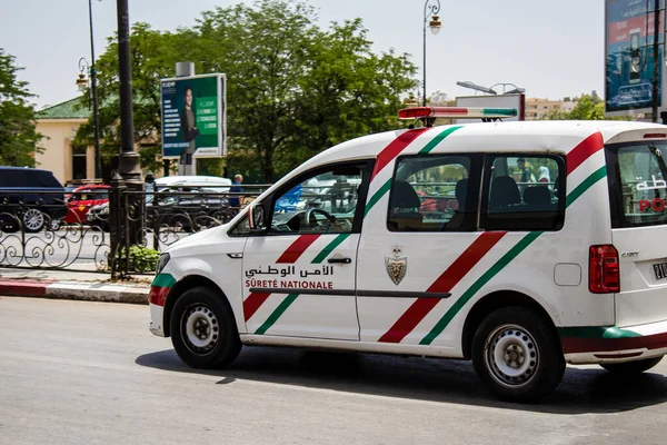 Fez, Fas - 14 Haziran 2022 Coronavirus salgını sırasında Fez sokaklarında devriye gezen polis arabası Fas 'ta maske takmak zorunludur.