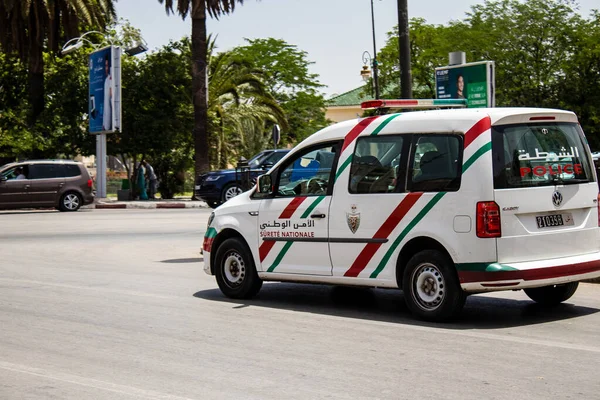 Fez, Fas - 14 Haziran 2022 Coronavirus salgını sırasında Fez sokaklarında devriye gezen polis arabası Fas 'ta maske takmak zorunludur.
