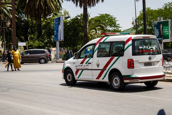 Fez, Fas - 14 Haziran 2022 Coronavirus salgını sırasında Fez sokaklarında devriye gezen polis arabası Fas 'ta maske takmak zorunludur.