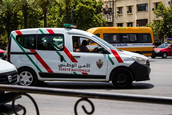 Fez, Fas - 14 Haziran 2022 Coronavirus salgını sırasında Fez sokaklarında devriye gezen polis arabası Fas 'ta maske takmak zorunludur.