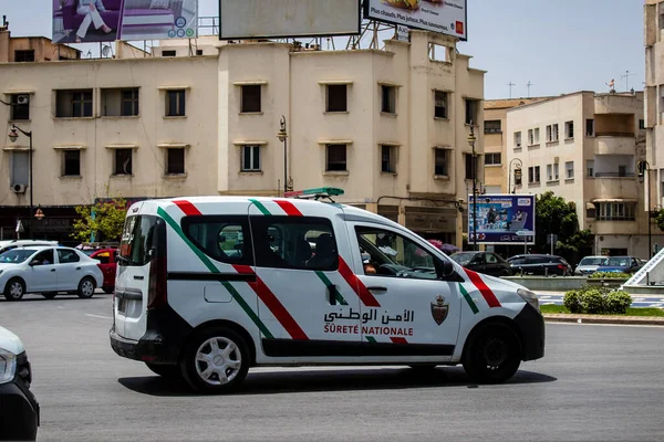 Fez, Fas - 14 Haziran 2022 Coronavirus salgını sırasında Fez sokaklarında devriye gezen polis arabası Fas 'ta maske takmak zorunludur.
