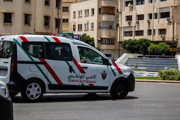 Fez, Fas - 14 Haziran 2022 Coronavirus salgını sırasında Fez sokaklarında devriye gezen polis arabası Fas 'ta maske takmak zorunludur.