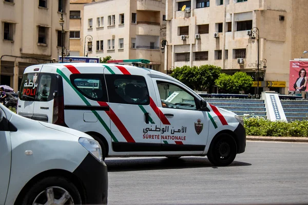 Fez, Fas - 14 Haziran 2022 Coronavirus salgını sırasında Fez sokaklarında devriye gezen polis arabası Fas 'ta maske takmak zorunludur.