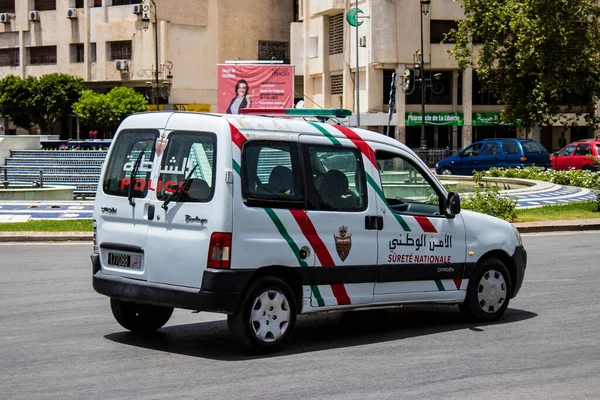 Fez, Fas - 14 Haziran 2022 Coronavirus salgını sırasında Fez sokaklarında devriye gezen polis arabası Fas 'ta maske takmak zorunludur.