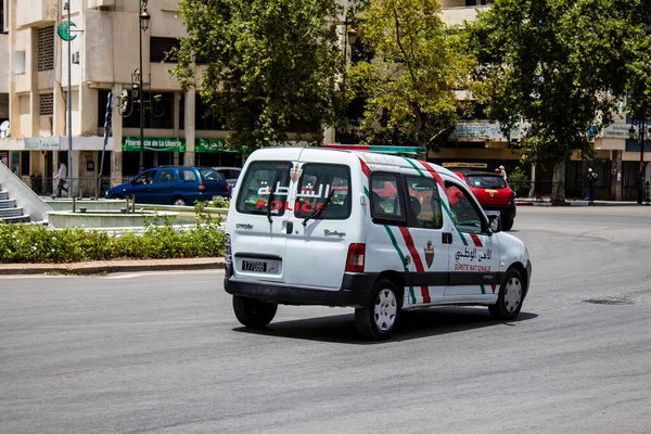Fez, Fas - 14 Haziran 2022 Coronavirus salgını sırasında Fez sokaklarında devriye gezen polis arabası Fas 'ta maske takmak zorunludur.