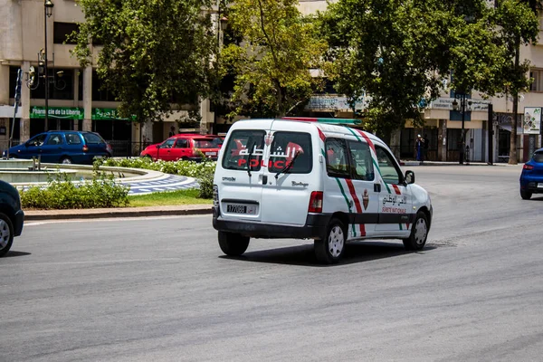 Fez, Fas - 14 Haziran 2022 Coronavirus salgını sırasında Fez sokaklarında devriye gezen polis arabası Fas 'ta maske takmak zorunludur.