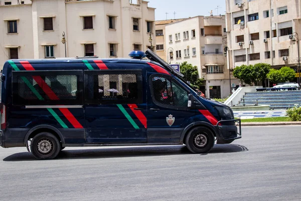 Fez, Fas - 14 Haziran 2022 Coronavirus salgını sırasında Fez sokaklarında devriye gezen polis arabası Fas 'ta maske takmak zorunludur.