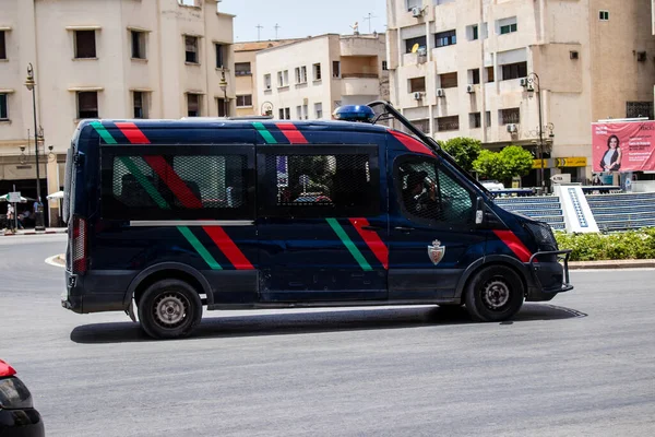 Fez, Fas - 14 Haziran 2022 Coronavirus salgını sırasında Fez sokaklarında devriye gezen polis arabası Fas 'ta maske takmak zorunludur.