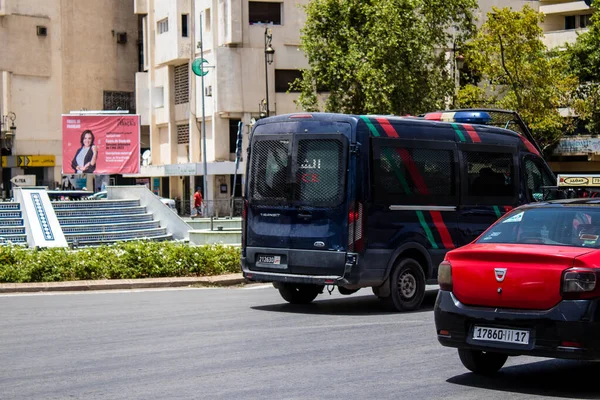 Fez, Fas - 14 Haziran 2022 Coronavirus salgını sırasında Fez sokaklarında devriye gezen polis arabası Fas 'ta maske takmak zorunludur.