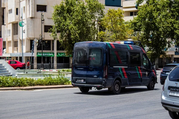 Fez, Fas - 14 Haziran 2022 Coronavirus salgını sırasında Fez sokaklarında devriye gezen polis arabası Fas 'ta maske takmak zorunludur.