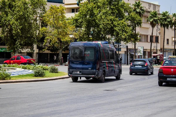Fez, Fas - 14 Haziran 2022 Coronavirus salgını sırasında Fez sokaklarında devriye gezen polis arabası Fas 'ta maske takmak zorunludur.