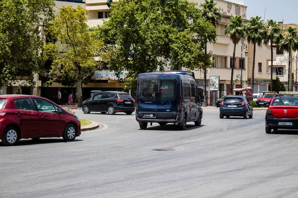 Fez, Fas - 14 Haziran 2022 Coronavirus salgını sırasında Fez sokaklarında devriye gezen polis arabası Fas 'ta maske takmak zorunludur.