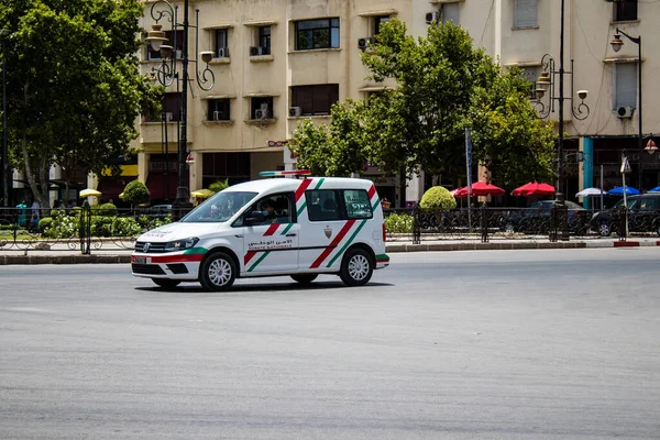 Fez, Fas - 14 Haziran 2022 Coronavirus salgını sırasında Fez sokaklarında devriye gezen polis arabası Fas 'ta maske takmak zorunludur.