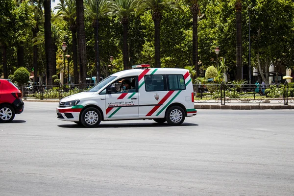 Fez, Fas - 14 Haziran 2022 Coronavirus salgını sırasında Fez sokaklarında devriye gezen polis arabası Fas 'ta maske takmak zorunludur.