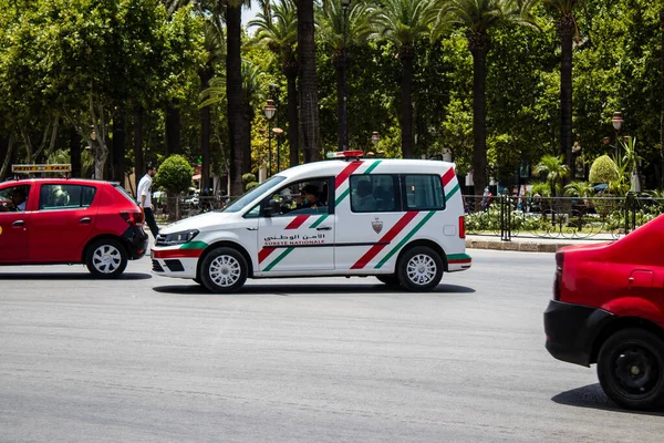 Fez, Fas - 14 Haziran 2022 Coronavirus salgını sırasında Fez sokaklarında devriye gezen polis arabası Fas 'ta maske takmak zorunludur.