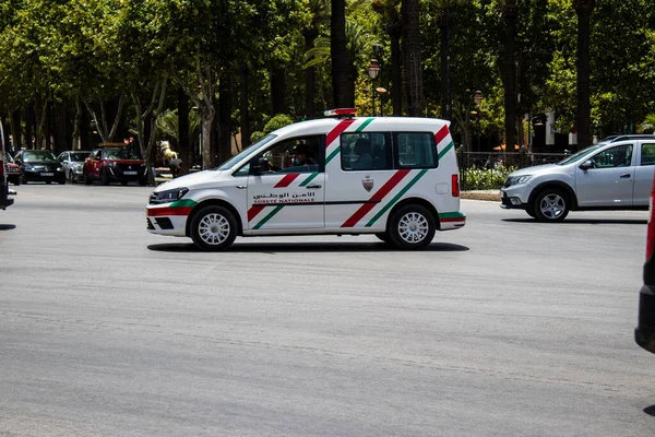 Fez, Fas - 14 Haziran 2022 Coronavirus salgını sırasında Fez sokaklarında devriye gezen polis arabası Fas 'ta maske takmak zorunludur.