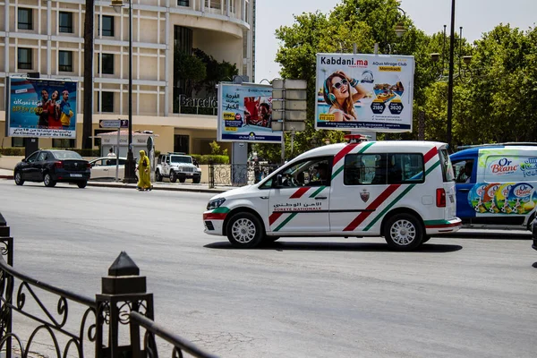 Fez, Fas - 14 Haziran 2022 Coronavirus salgını sırasında Fez sokaklarında devriye gezen polis arabası Fas 'ta maske takmak zorunludur.