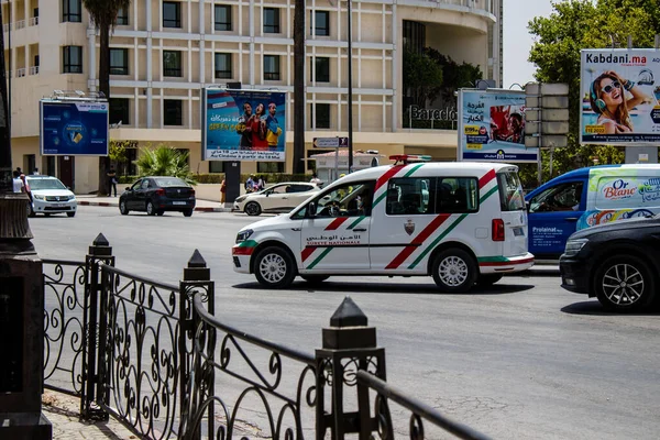 Fez, Fas - 14 Haziran 2022 Coronavirus salgını sırasında Fez sokaklarında devriye gezen polis arabası Fas 'ta maske takmak zorunludur.