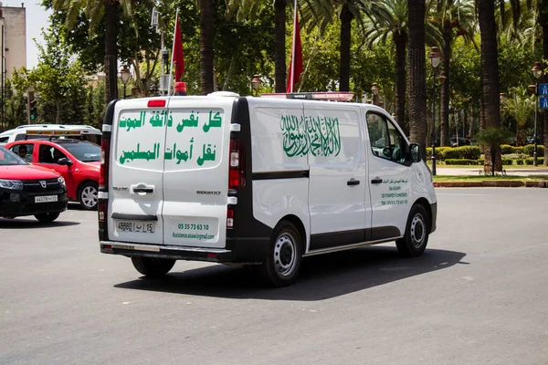 Fez, Fas - 14 Haziran 2022 Fas 'taki Coronavirus salgını sırasında Fez sokaklarından geçen ambulans