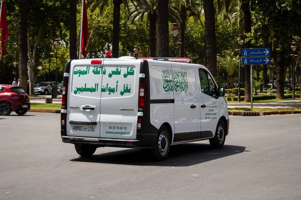 Fez, Fas - 14 Haziran 2022 Fas 'taki Coronavirus salgını sırasında Fez sokaklarından geçen ambulans