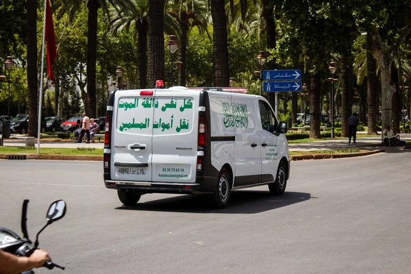 Fez, Fas - 14 Haziran 2022 Fas 'taki Coronavirus salgını sırasında Fez sokaklarından geçen ambulans