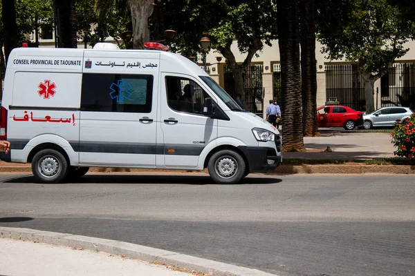 Fez, Fas - 14 Haziran 2022 Fas 'taki Coronavirus salgını sırasında Fez sokaklarından geçen ambulans